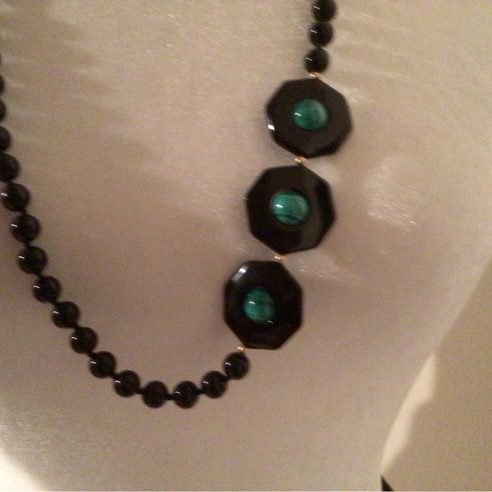 VINTAGE DECO MALACHITE AND ONYX NECKLACE - Picture 3 of 12